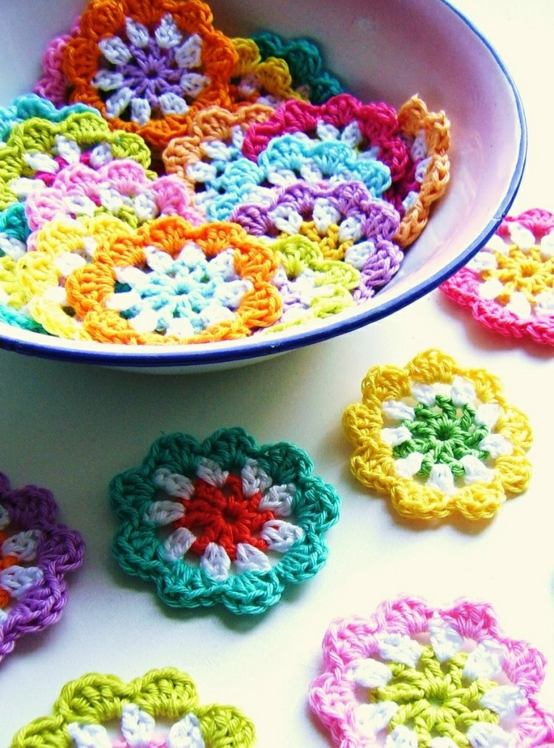 Petits éléments déco de couleurs vives maison tricoter 