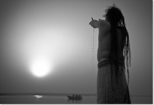 photo Tom Bourdon bord rivière gange varanasi homme offrande eau