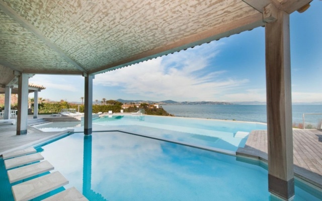 Une villa de luxe ne pas être privée piscine à débordement bleu méditerranée
