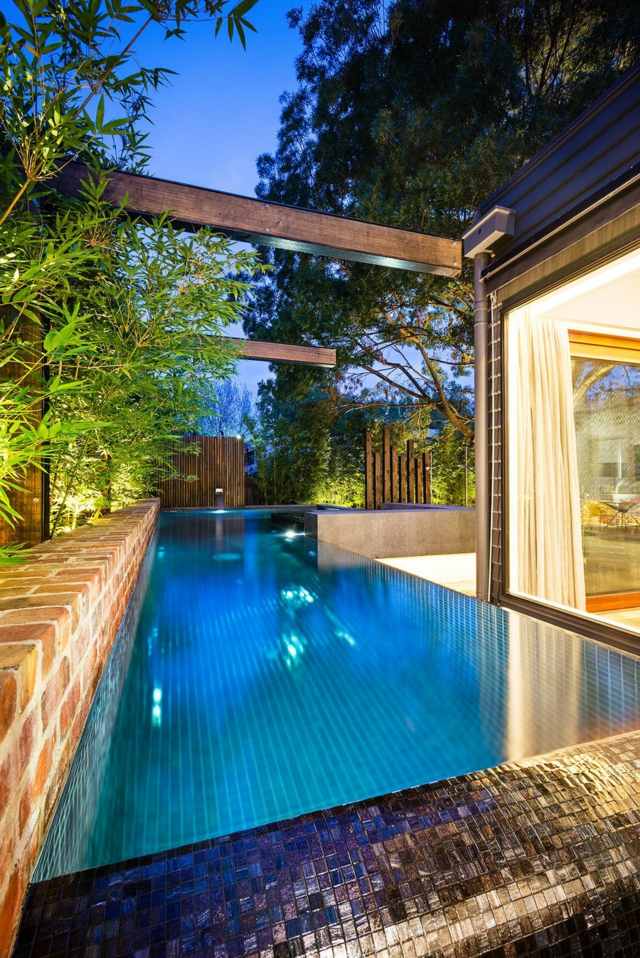 piscine design moderne illuminee