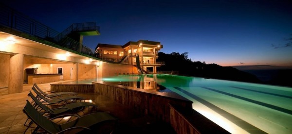 piscine éclairée grande résidence luxe
