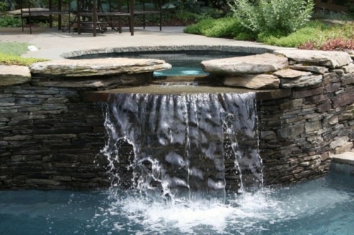 piscine exterieure filet eau circulaire pierre