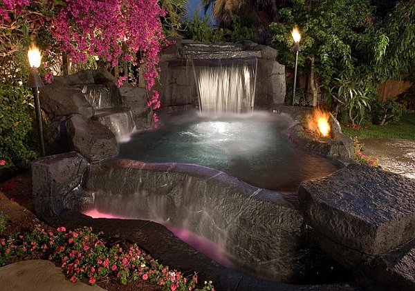 piscine hawaii luxe eclairee nuit eau deverse chute fontaine torche rocher jardin