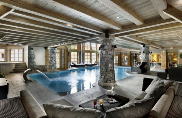 piscine intérieure espace relaxation plafond bois