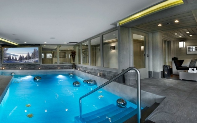 piscine interieure moderne