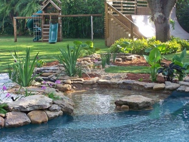 piscine-naturelle-jardin-vaste-ensoleillé