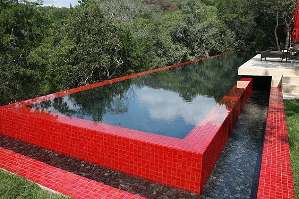 piscine rouge bricks jardin