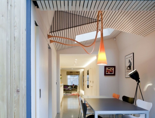 plafond dynamique surplombe espace salle à manger 