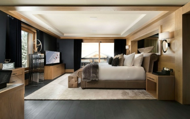 Les chambres sont très luxueuses comme le reste du chalet coucher lit ambiance vip