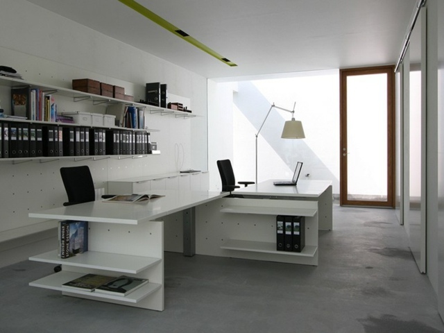 Espace de travail très simple mais moderne en blanc porte bureau 