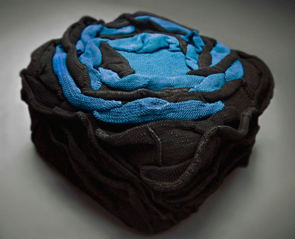 pouf tricoté bleu noir design meuble