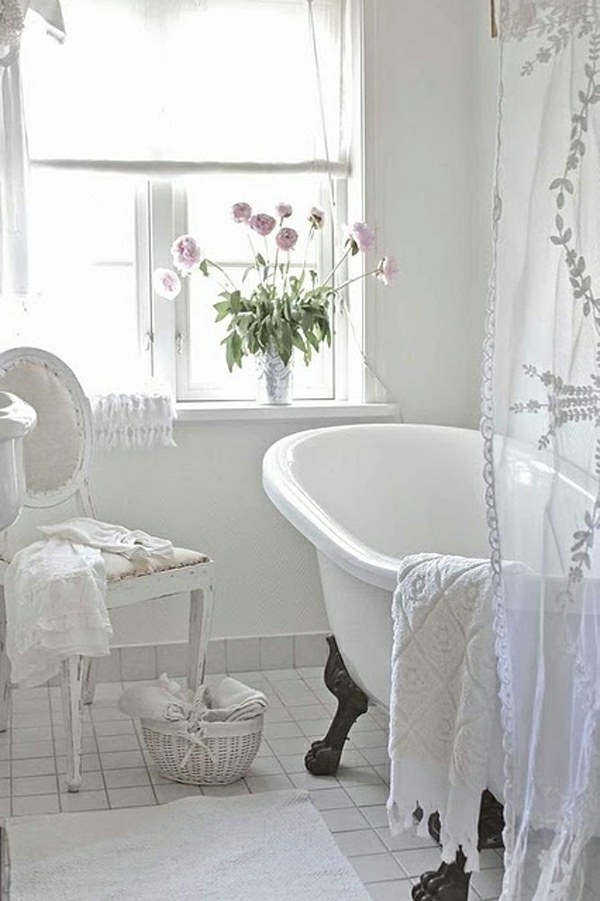 Idée déco salle de bain en blanc fleurs fenêtre