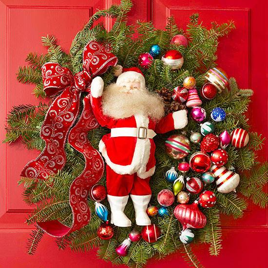 père-Noël-décoration-sympa-fête-couronne-porte-boules-decoratives