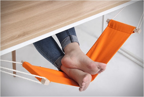 repose-pieds-Fuut-couleur-orange-sous-bureau