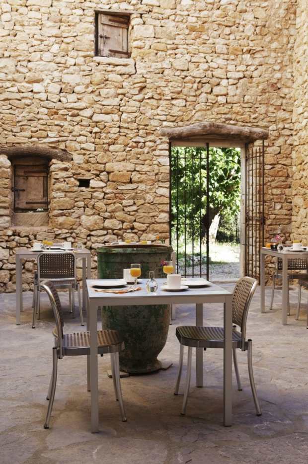 restaurant en plein air dans terrasse médiévale