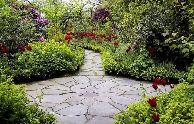 revêtement-sol-extérieur-idée-originale-allee-jardin-végétation