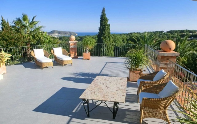 revêtement-terrasse-idée-originale-carreaux-beton-chaises-table-rectangulaire