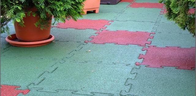 revêtement-terrasse-idée-originale-forme-puzzle-rouge-vert