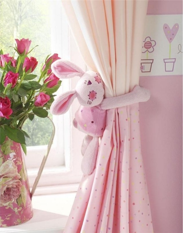 rideaux-chambre-bébé-idée-originale-lapin-décoratif