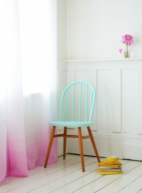 rideaux en dégradé et chaise peinte à moitié