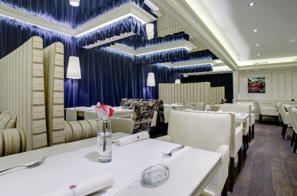 rideaux velours bleu restaurant blanc décoration