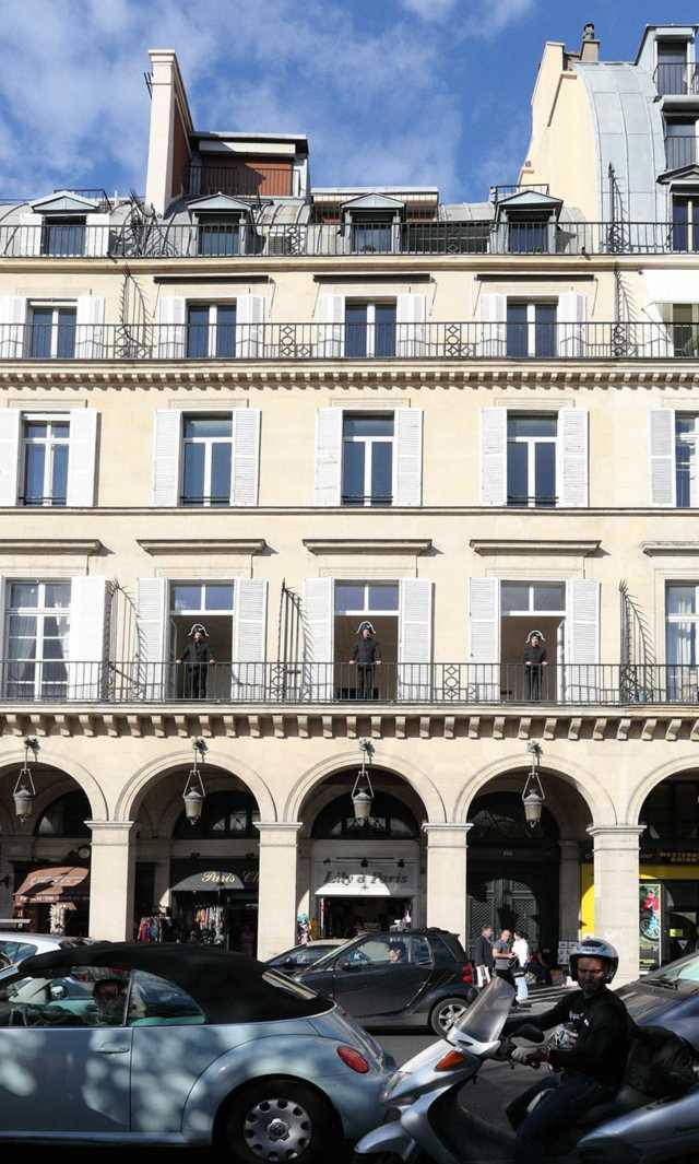 Vue de l'extérieur rue de Rivoli arcades célèbres  appartement luxe classe