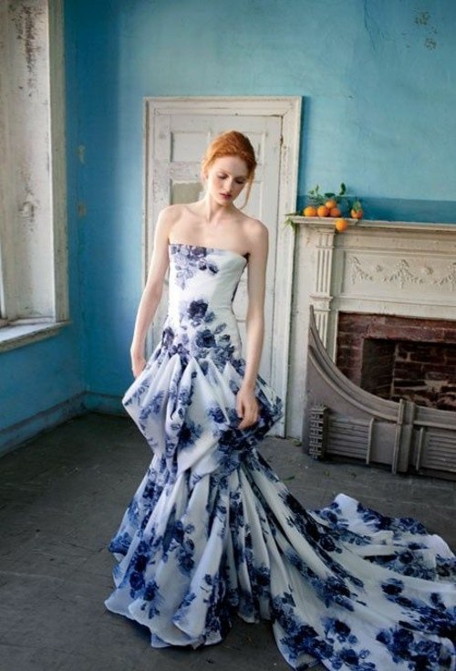 robe mariee modele original blanc bleu florale