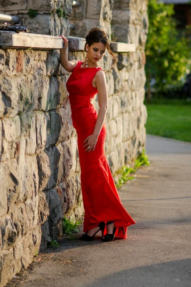 robe rouge elegante dos interessnt
