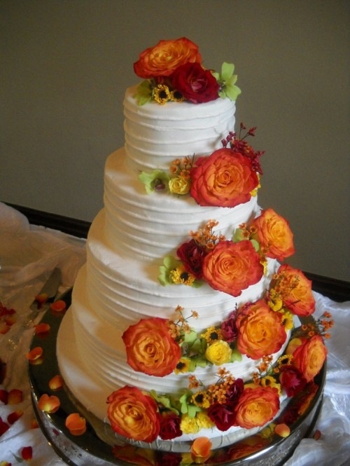 roses fraîches decoration gâteau blanc