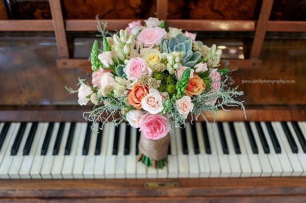 roses plantes succulentes composition bouquet piano