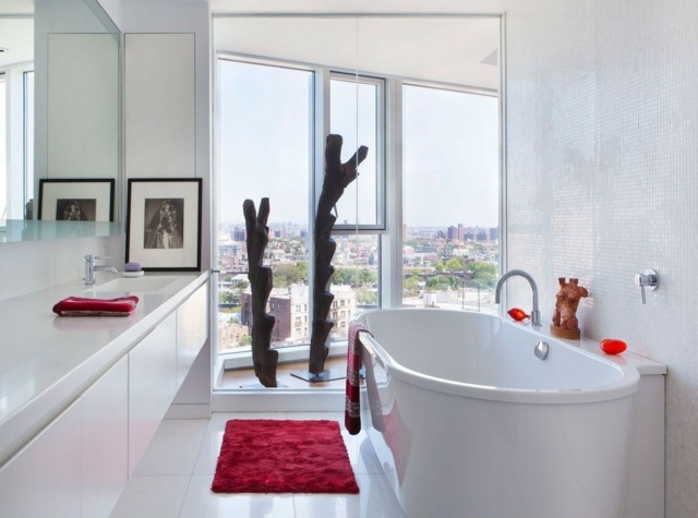 salle bain blanc rouge