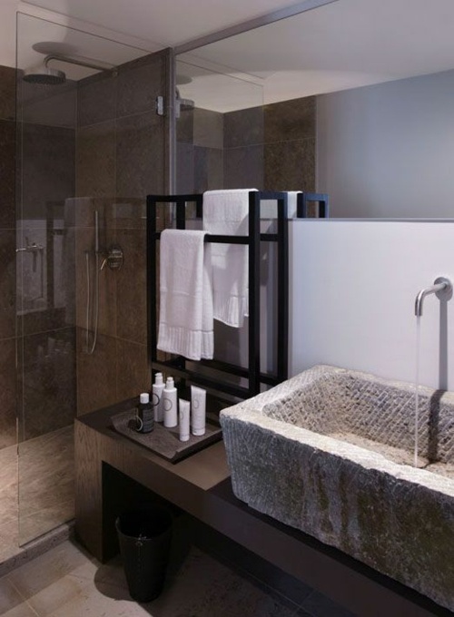 salle bain bois noir lavabo pierre