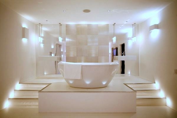 salle de bain contemporaine avec eclairage bien garni