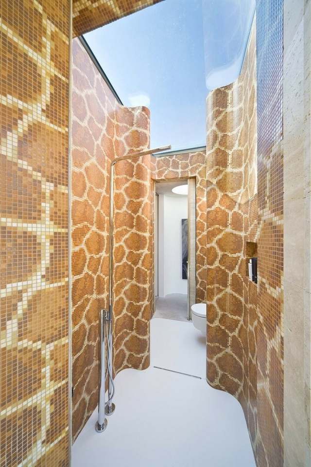 salle bain design motif girafe ouverte ciel