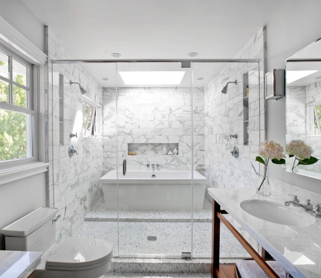 salle-bain-marbre-blanc-douche-baignoire-toilette