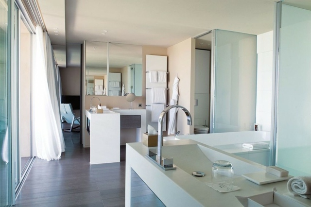 salle bain moderne blanc