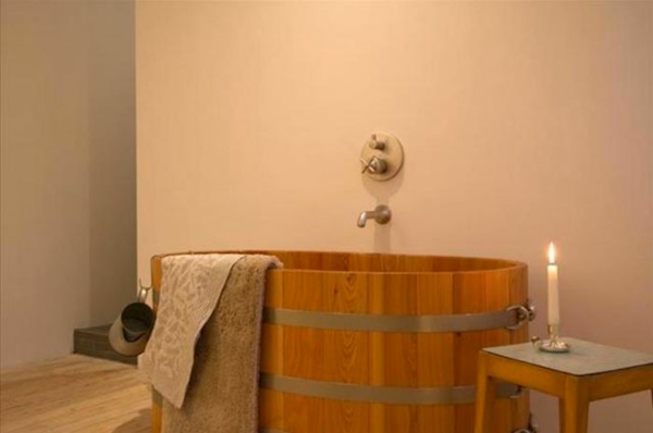 salle bain simple baignoire bois