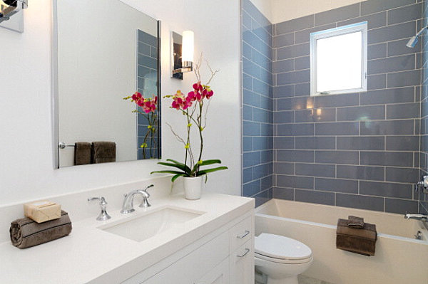 salle bain simple blanc orchidee rouge