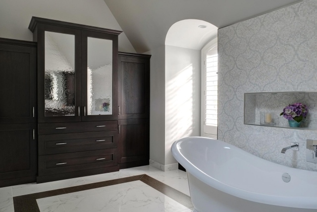 salle-bain-élégante-contraste-Drury-Designs