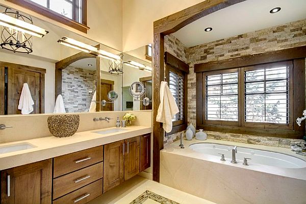 salle baine grand miroir vue baignoire