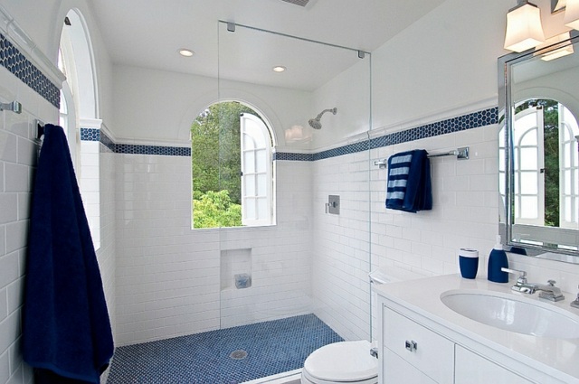 salle bains blanc bleu fenetre douche carrelage