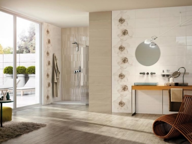 salle-bains-design-naturel-chaise-bois-carrelage-beige-clair-revêtement-sol-parquet-stratifié