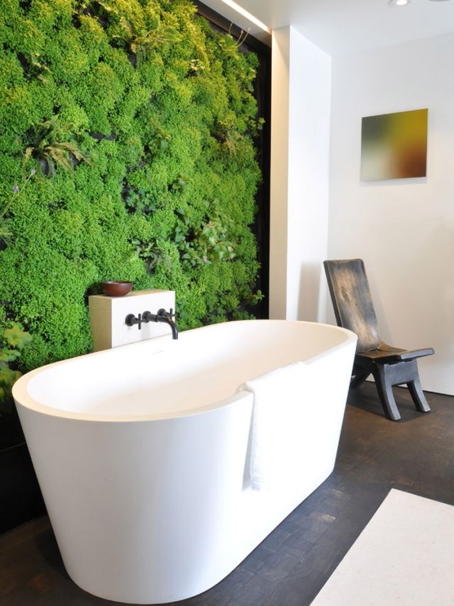 salle-bains-design-naturel-mur-végétal-baignoire-blanche salle de bains design