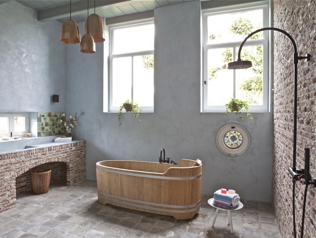 salle-bains-design-naturel-murs-brique-rouge-baignoire-suspensions-bois-plantes salle de bains design