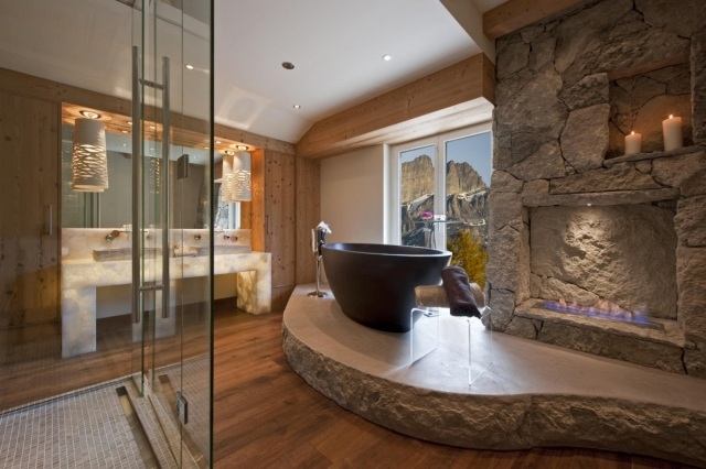 salle-bains-design-naturel-murs-pierre-naturelle-revêtement-mural-sol-aspect-bois
