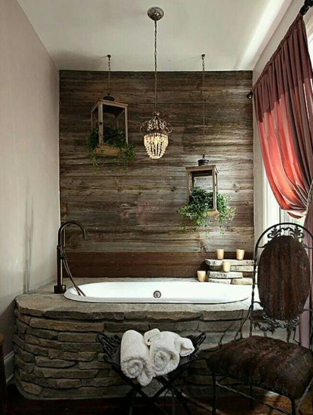 salle-bains-design-naturel-pierre-naturelle-revêtement-mural-bois-lanternes-plantes-vertes salle de bains design