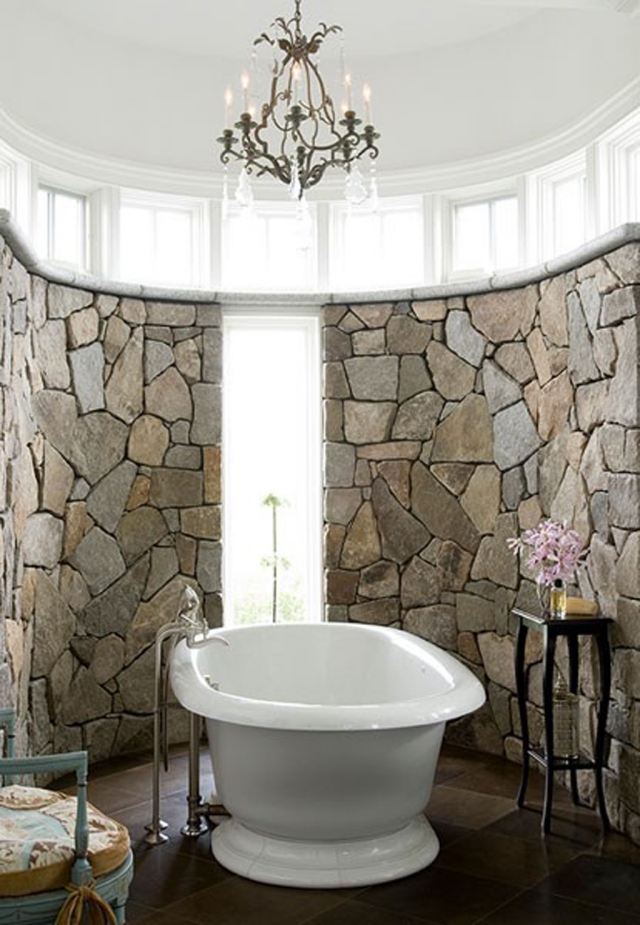 salle-bains-design-naturel-revêtement-mural-pierre-lustre-fer salle de bains design