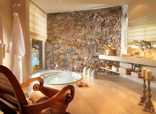 salle-bains-design-naturel-revêtement-mural-pierre-naturelle-bougies-chaise-bois salle de bains design
