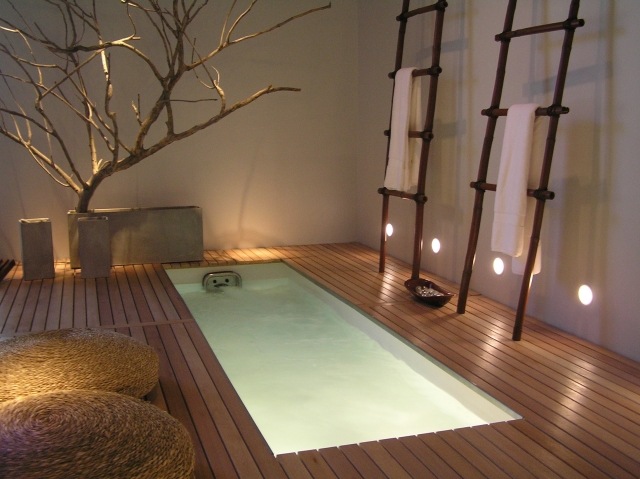 salle-bains-design-naturel-revêtement-sol-aspect-bois-arbre-vases-pierre salle de bains design