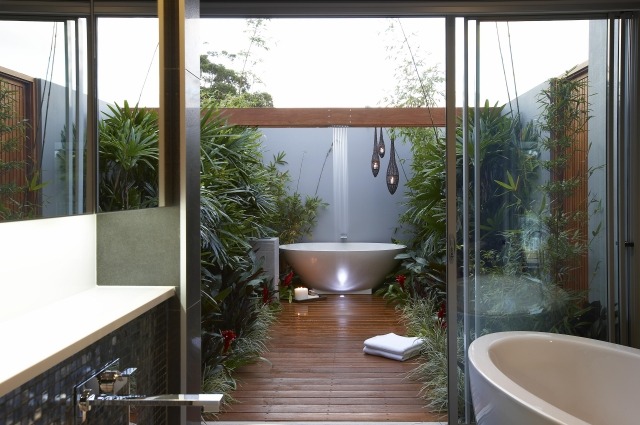 salle-bains-design-naturel-revêtement-sol-bois-plantes salle de bains design